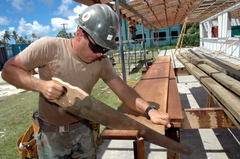 ebeniste-LA VERDIERE-min_worker_construction_building_carpenter_male_job_build_helmet-893290